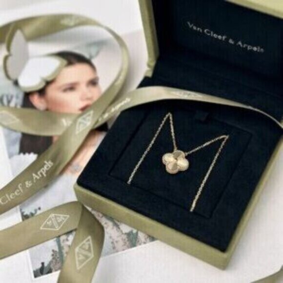 Authentic Van Cleef & Arpels 18K gold laser engraved necklace - Picture 3 of 7